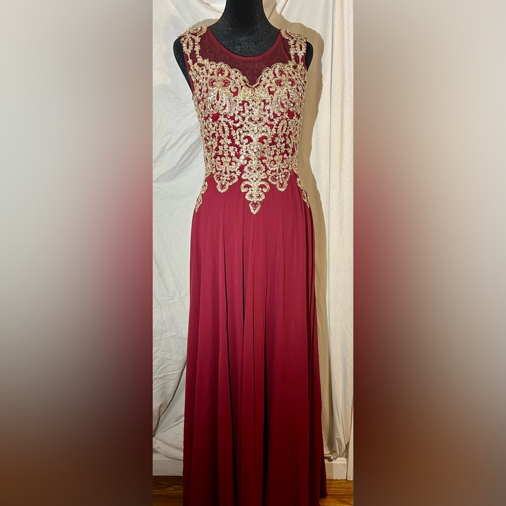 NWT formal dress with outstanding beadwork. Size Small